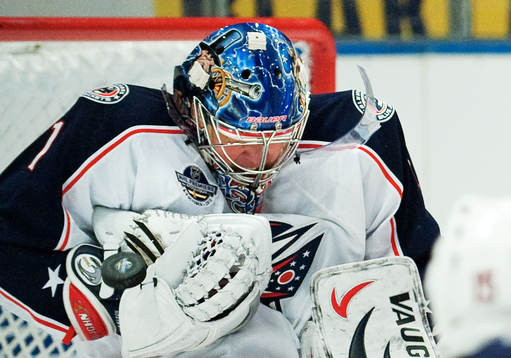 Steve Mason, målvakt, Columbus, får ett skott på masken