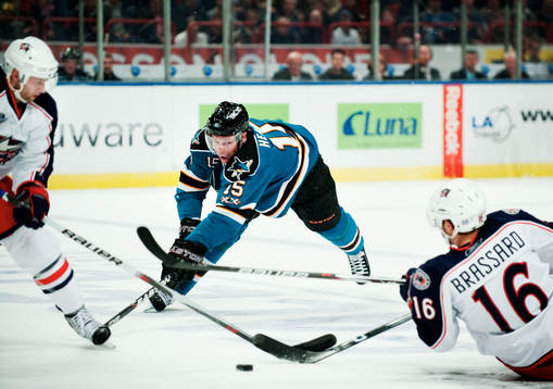 Dany Heatley, San Jose, försöker att nå pucken