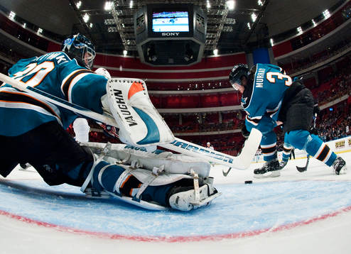 Douglas Murray, San Jose, rensar undan en puck framför