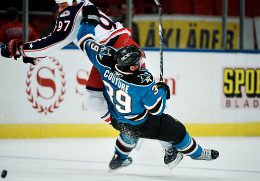 Rostislav Klesla, Columbus, tacklar Logan Couture, San Jose