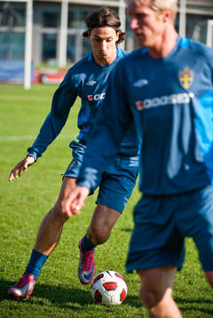 Zlatan Ibrahimovic bakom Petter Hansson