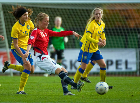 Julia Wahlberg, Sverige, Martine Nesse, Norge och Amanda