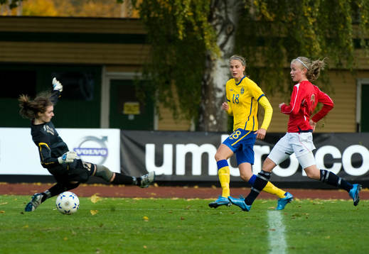 Sandra Törnros, Sverige nära göra 3-1 men bollen tar i