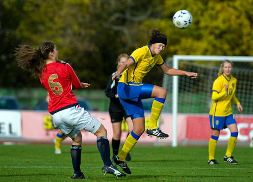 Elisabeth G Bakken, Norge och Julia Wahlberg, Sverige