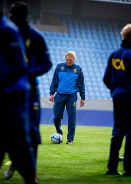Jörgen Lennartsson, förbundskapten instruerar på