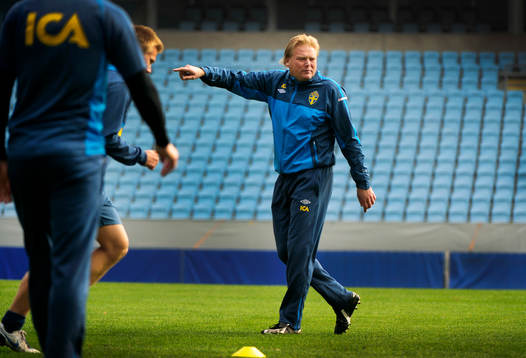 Jörgen Lennartsson, förbundskapten instruerar på