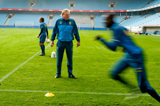 Jörgen Lennartsson, förbundskapten instruerar på