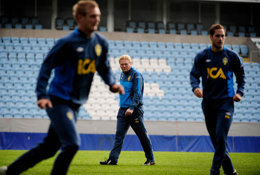Jörgen Lennartsson, förbundskapten instruerar på