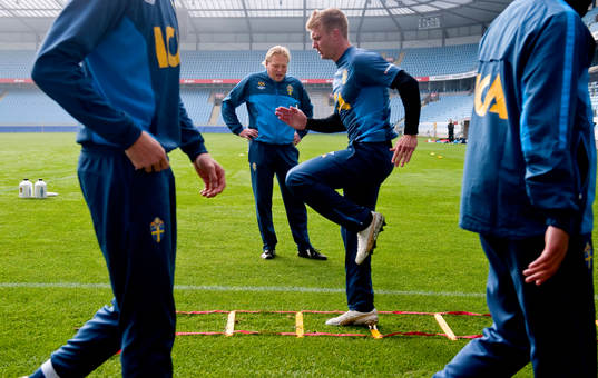 Jörgen Lennartsson, förbundskapten peppar spelarna