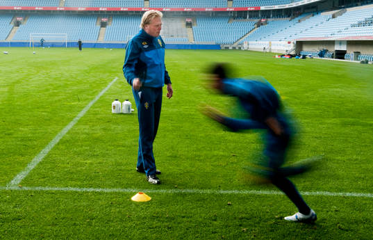 Jörgen Lennartsson, förbundskapten instruerar på