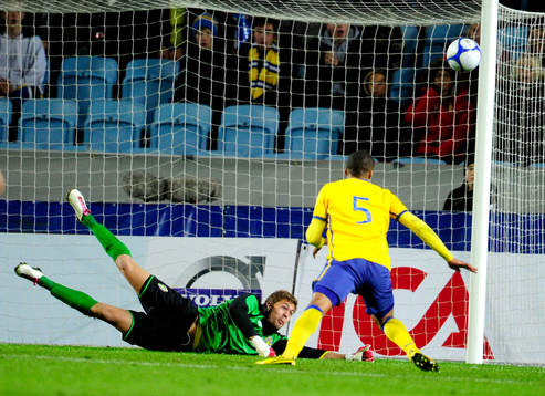 Kristoffer Nordfeldt, målvakt Sverige räddar en boll