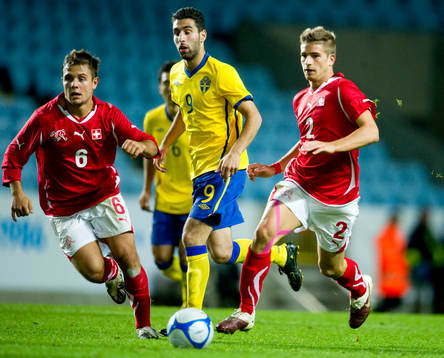 Jimmy Durmaz, Sverige och Amir Abrashi och Gaetano Berardi,