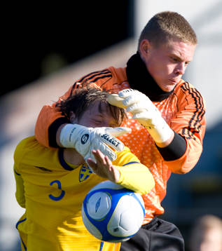 Philip Andersson tas hårt av David Jensen, målvakt,