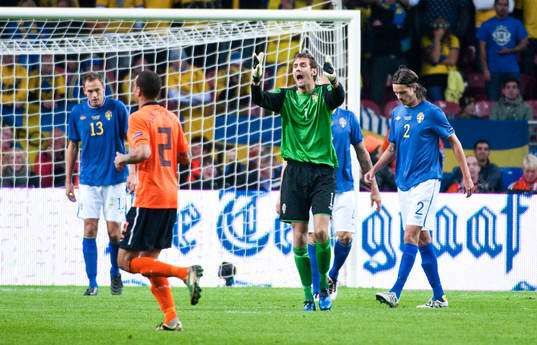 Andreas Isaksson, målvakt Sverige blir förbannad