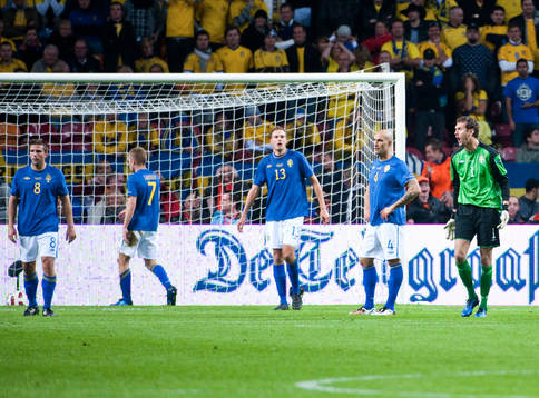 Andreas Isaksson, målvakt Sverige blir förbannad