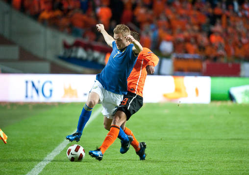 Sebastian Larsson, Sverige och Rafael van der Vaart, Holland