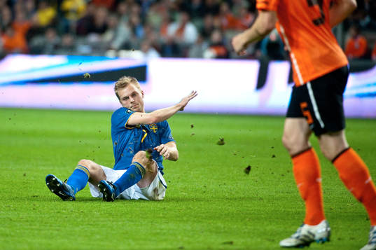 Sebastian Larsson, Sverige blir förbannad