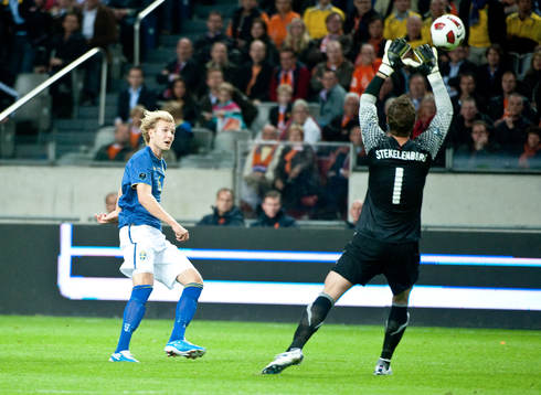 Ola Toivonen, Sverige chippar bollen utanför