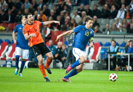 Zlatan Ibrahimovic, Sverige rycker ifrån Mark van Bommel,