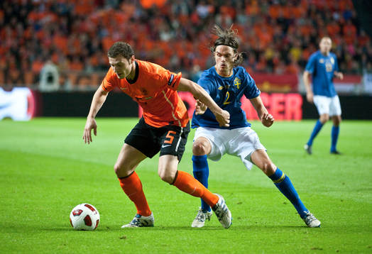 Mikael Lustig, Sverige jagar boll