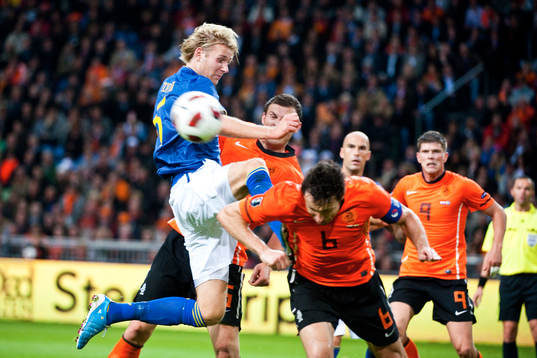 Ola Toivonen, Sverige går in mot bollen