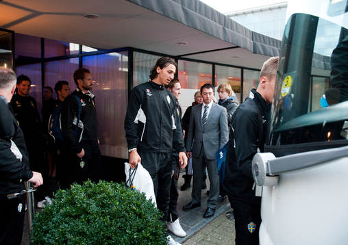 Zlatan Ibrahimovic och Sverige lämnar sitt hotell och