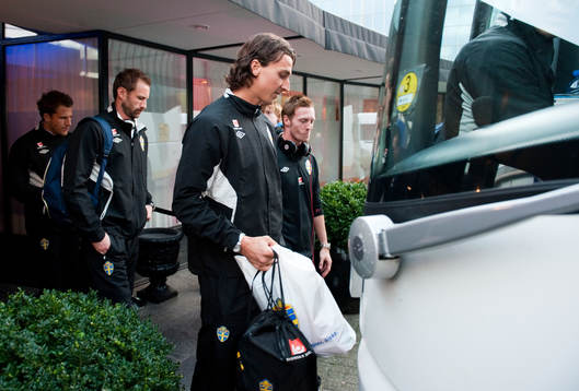 Zlatan Ibrahimovic och Sverige lämnar sitt hotell och
