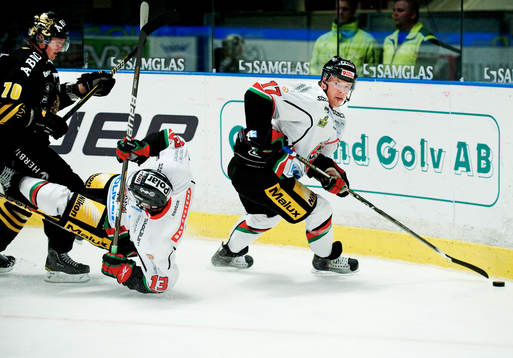 Richard Gynge, AIK, tacklar Niko Dimitrakos, Modo. Morten
