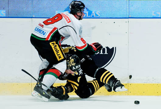 Charlie Cook, Modo, och Dick Tärnström, AIK, kolliderar