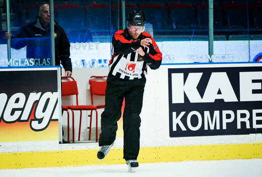 Ulf Rönnmark, domare, signalerar att AIK:s 3-3-mål är