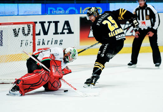 Nicklas Dahlberg, målvakt, Modo, räddar en straff från