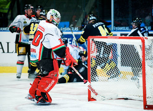 Nicklas Dahlberg, målvakt, Modo, tar ur pucken ur mål