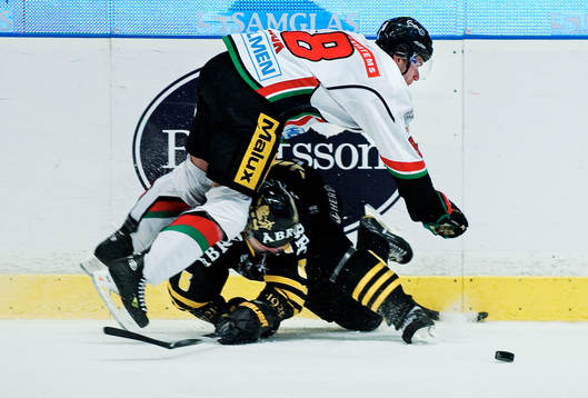 Charlie Cook, Modo, och Dick Tärnström, AIK, kolliderar