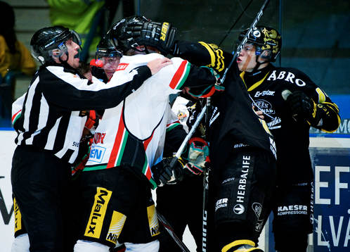Domarna stoppar ett bråk. Slagsmål, domare