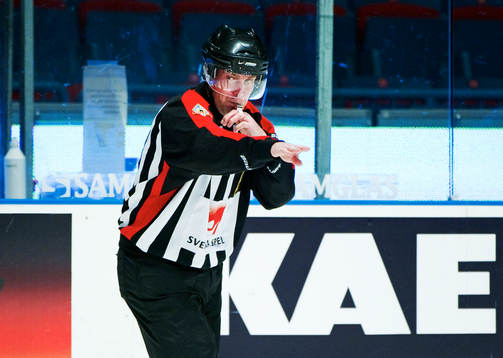 Morgan Johansson, domare, signalerar att 4-3-målet för