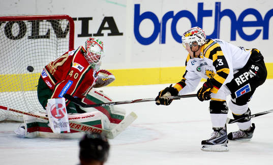 Johan Holmqvist, målvakt, Frölunda ser pucken gå in