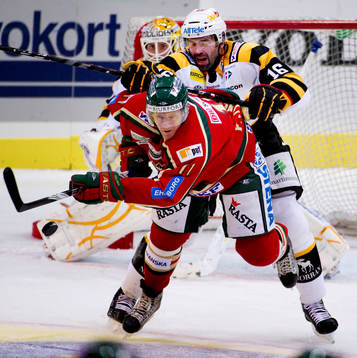 Ivan Majesky, Skellefteå crosscheckar Per-Johan Axelsson,