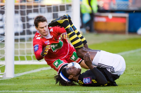 Mattias Hugosson, målvakt, Gefle och Mohamed Bangura, AIK