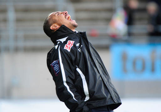 Henrik Larsson, tränare Landskrona skriker ut sin