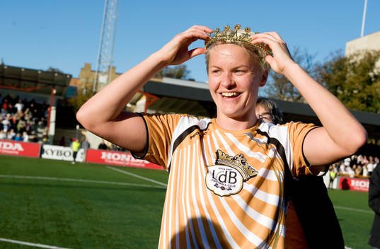 Guldjubel i LDB Malmö. Nilla Fischer med guldtiara, jubel,