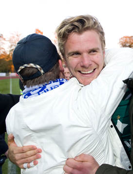 Norrköping firar det allsvenska kontraktet, här kramas