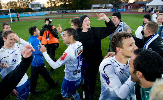 Norrköping firar det allsvenska kontraktet. Jubel, glädje