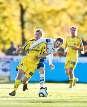 David Bennhage, Ängelholm, stoppar Marcus Falk-Olander,