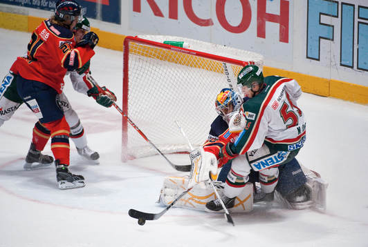 Nicklas Lasu, Frölunda åker rakt Mark Owuya, målvakt