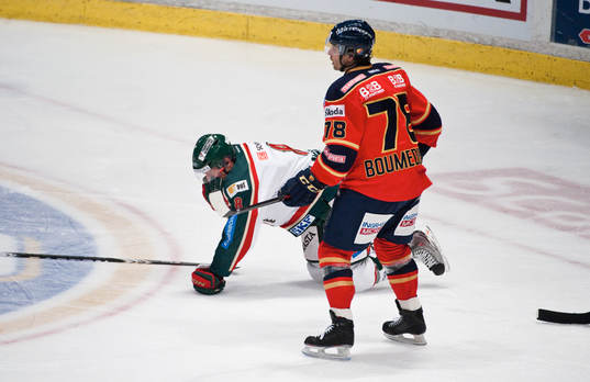 Ville Mäntymaa, Frölunda får en klubba i ansiktet och