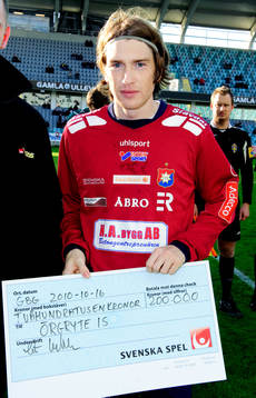 Markus Gustafsson, får en check från Svenska Spel för