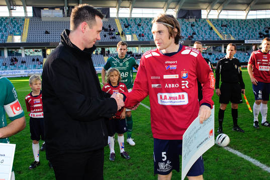 Markus Gustafsson, får en check från Svenska Spel för