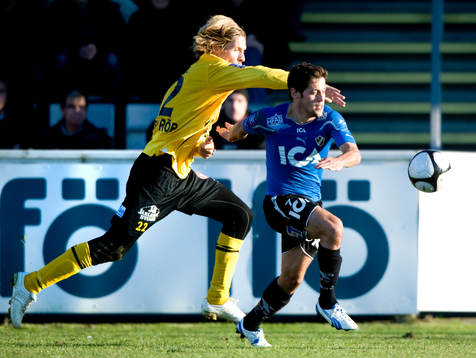 Tobias Grahn, Mjällby, vräker omkull Michael Görlitz,