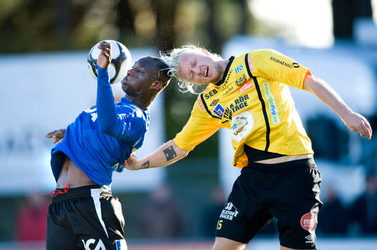 Joe Sise, Halmstad och Robin Cederberg, Mjällby nickduell
