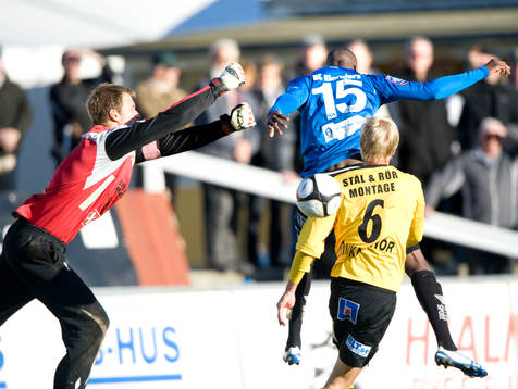 Mattias Asper, målvakt, Mjällby, boxar undan framför